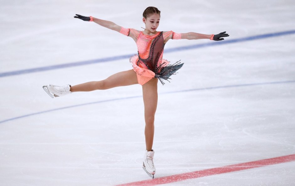 Александра Трусова платье с шипами