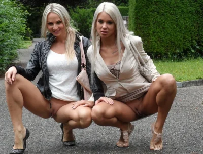 Две девушки без трусов