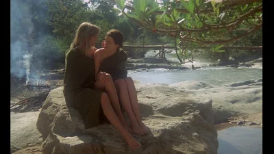 Пенелопа Крус ласкает грудь