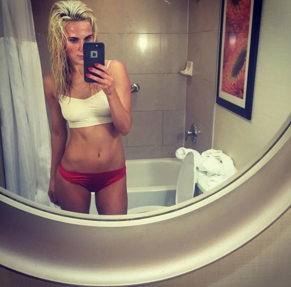 Шена Шульгина в купальнике