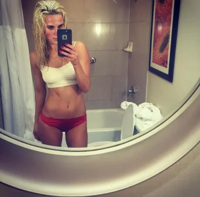 Шена Шульгина в купальнике