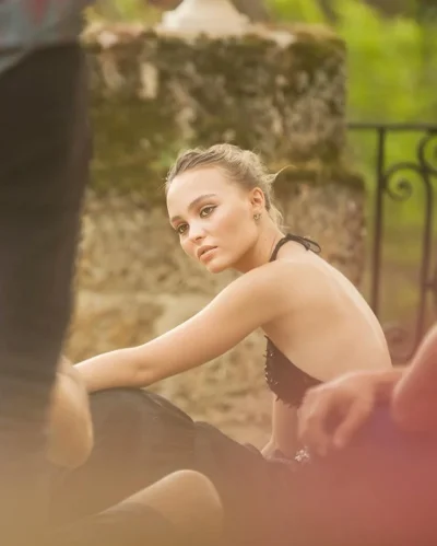 Лили-Роуз Депп попа