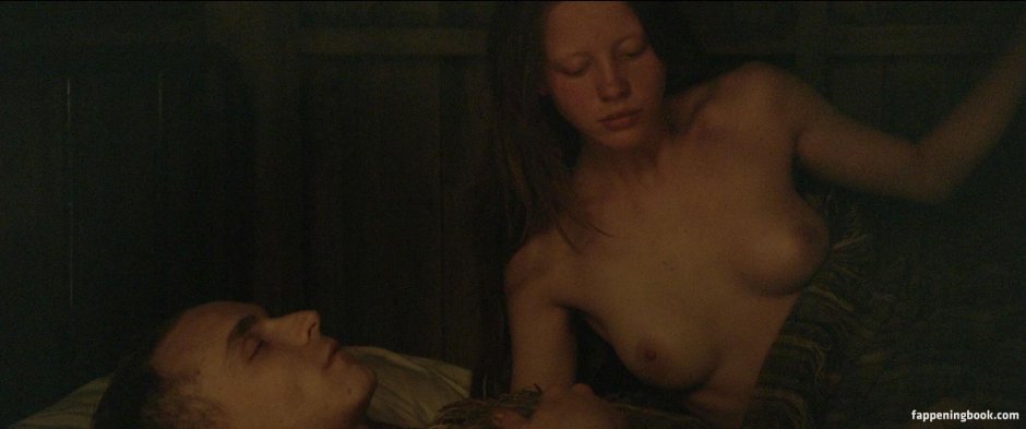 Лесбийские ласки Шарлотты Генсбур и Мии гот