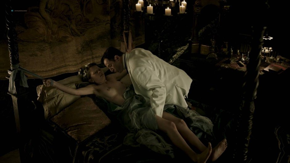 Миа гот специалист по выживанию голая