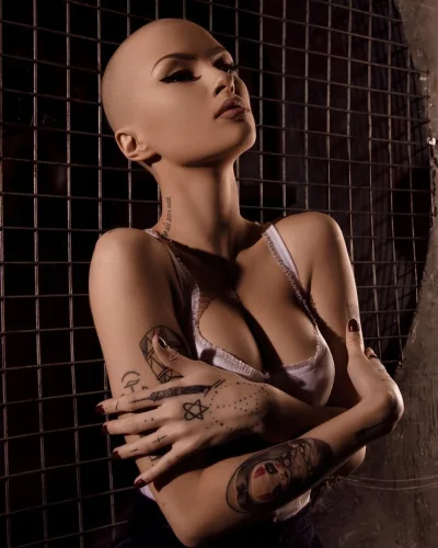 Красивые девушки в клетчатых мини юбках