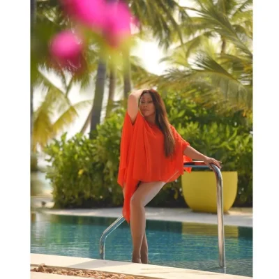 Анита Цой босиком