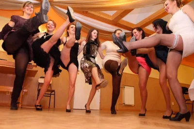 Женщины в колготках на корпоративе