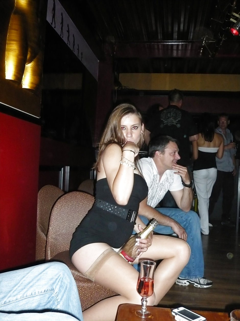 Под юбкой у девушек на вечеринке