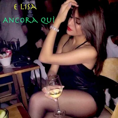 Пьяные подруги у кафе