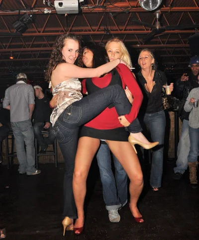 Под платьем в клубе