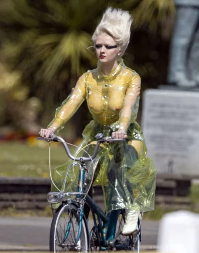 Maisie Williams в прозрачном плаще