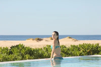 Девушка у бассейна