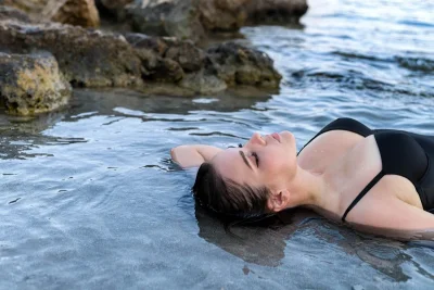 Плавает в бассейне