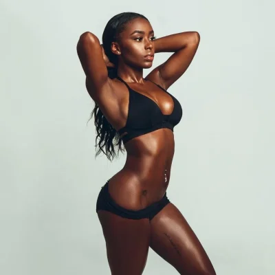 Негритянка Наоми Билас