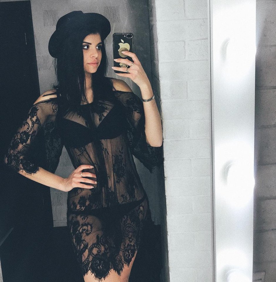 Алиана Устиненко в колготках