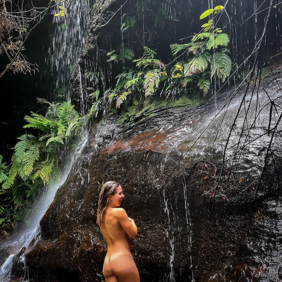 Девушки купаются в реке ню