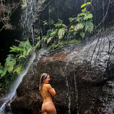 Девушки купаются в реке ню