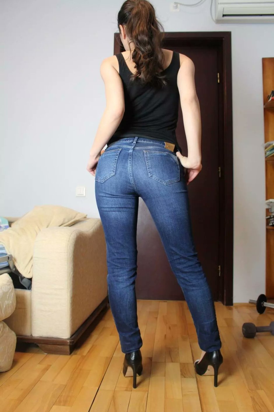 Секси блондинка в джинсе