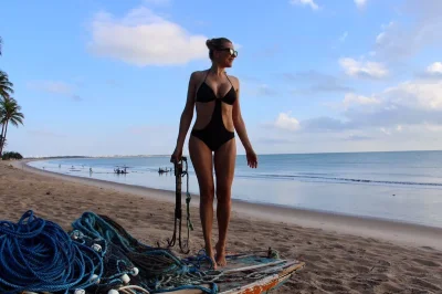 На пляже девушка