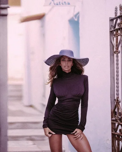 Мадалина Генеа feet