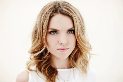 Эрин Ричардс в колготках