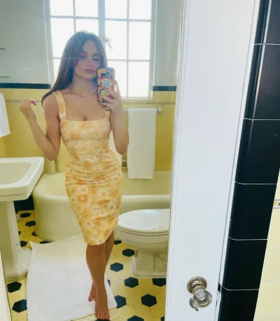 Джоуи Кинг в купальнике