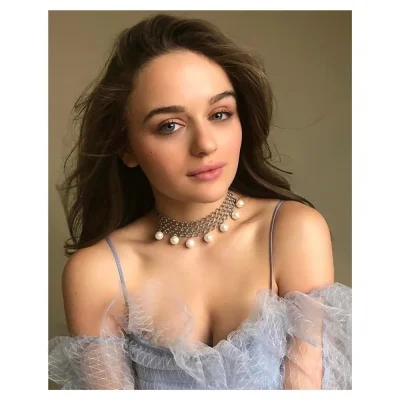 Джои Кинг в лифчике