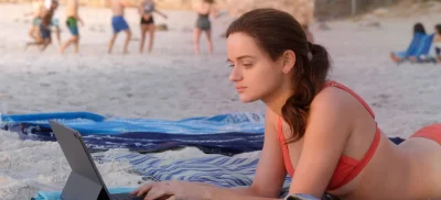 Джои Кинг в купальнике