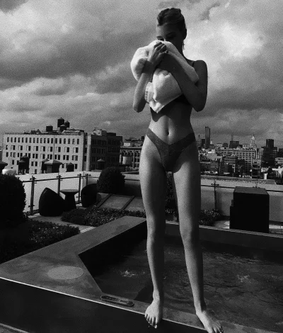 Никола Пельтц ебётся гиф