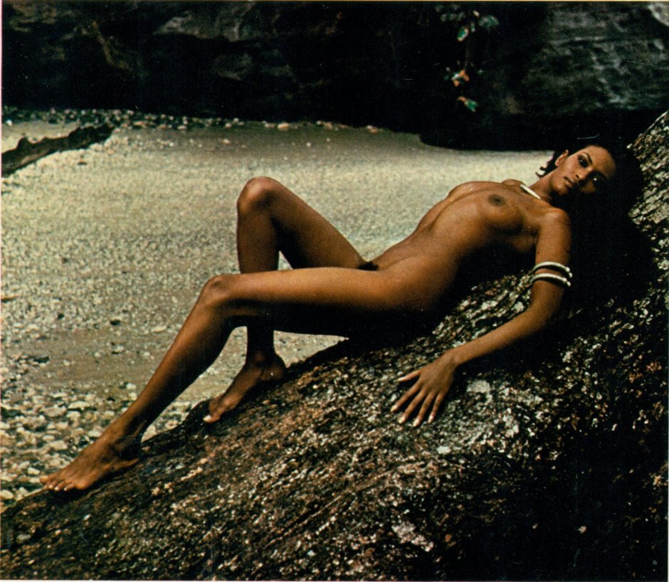 Зеуди Арая Кристальди nude