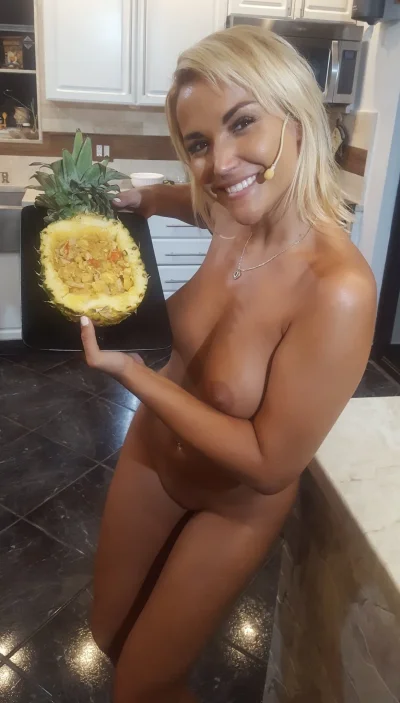 Тайское блюдо рис в ананасе