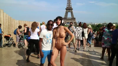 Голая художница перформанс