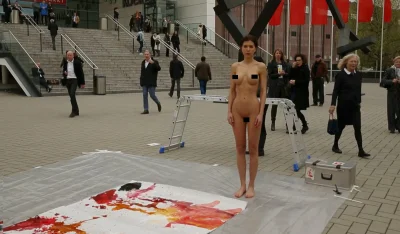 Швейцарская художница Мила Муаре голая