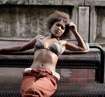 Антония Томас в купальнике