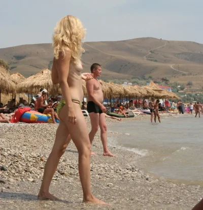 Нудистки загорают в Крыму