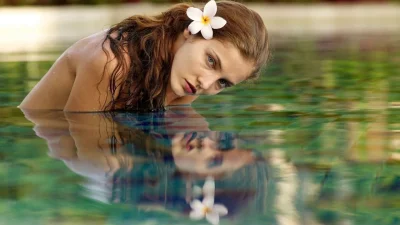 Девушка в воде