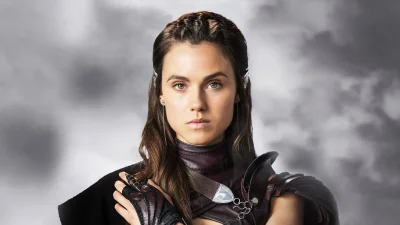 Поппи Дрейтон грудь