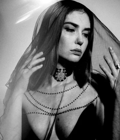 Агата Муцениеце на пляже