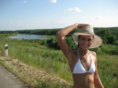 Агата Муцениеце на пляже