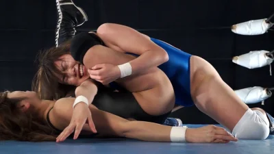 Борьба девушек в купальниках