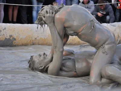 Женские бои в грязи