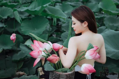 Фотосессия с лепестками роз