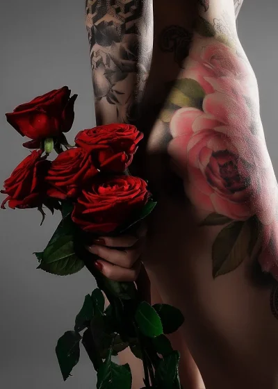 Роза на женском теле