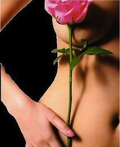 Живые розы на женской груди
