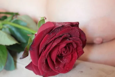 Женщина в лепестках роз