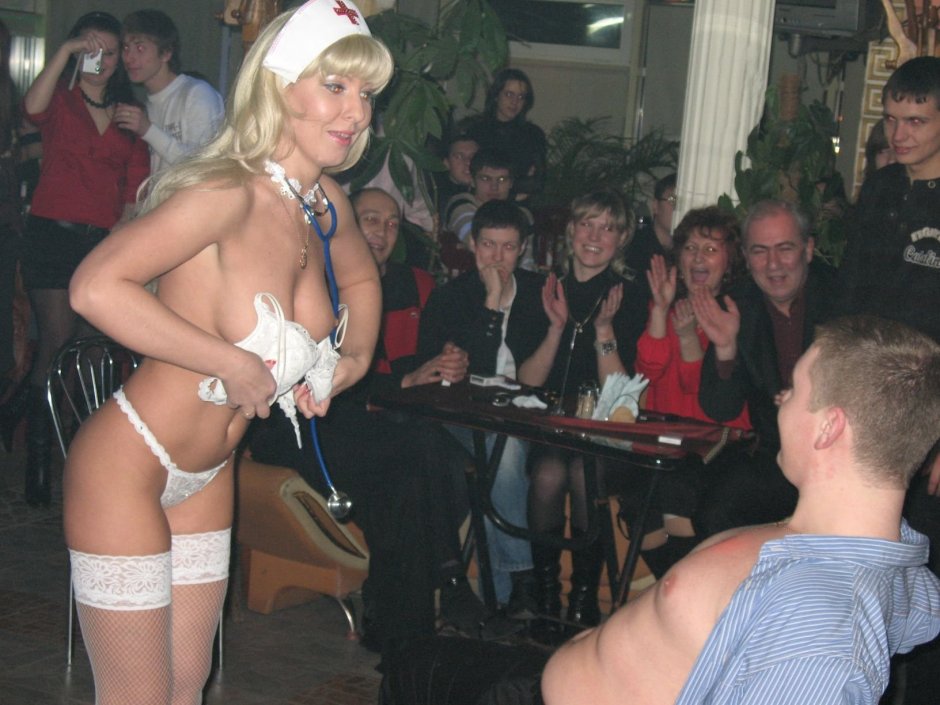 Девушка разделась на вечеринке