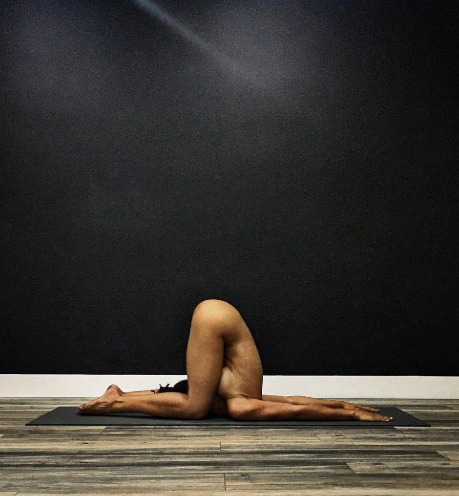 Асаны выполняют голые красавицы