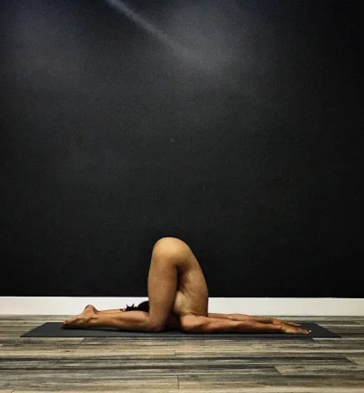 Асаны выполняют голые красавицы