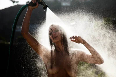 Голые женщины лежат у моря