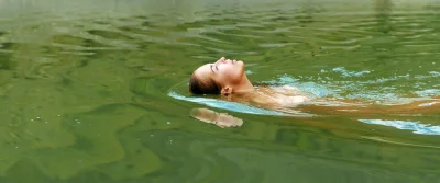 Девушка в воде